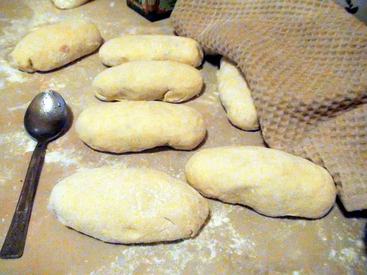 Жареные пирожки из творожного теста с начинкой из ветчины и сыра.: шаг 3