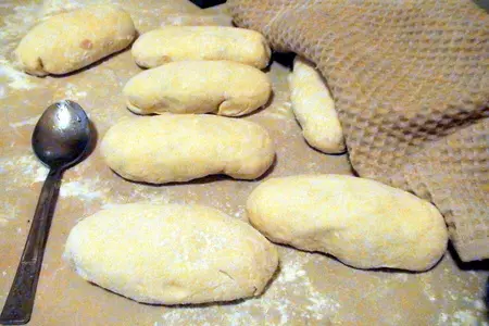 Жареные пирожки из творожного теста с начинкой из ветчины и сыра.: шаг 3