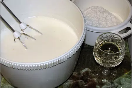 Бисквитный рулет с нежной сердцевиной: шаг 2