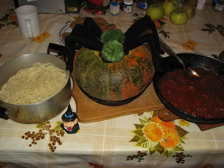 Блюдо от бабы яги - голова, фаршированная червячками под кровяным соусом, с крылышками летучих мышей: шаг 12