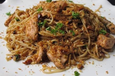 Спагетти  с форелью, кедровыми орехами в хлебных крошках: шаг 7