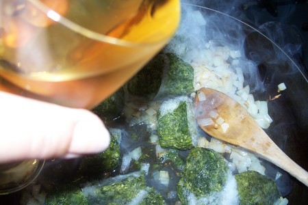 Рыба с тимьяном и шпинатом в белом вине: шаг 5