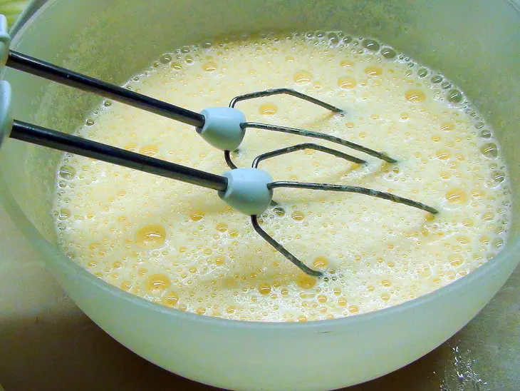 Шоколадно-твороженный кекс с изюмом и орехами.: шаг 1