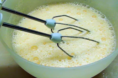 Шоколадно-твороженный кекс с изюмом и орехами.: шаг 1