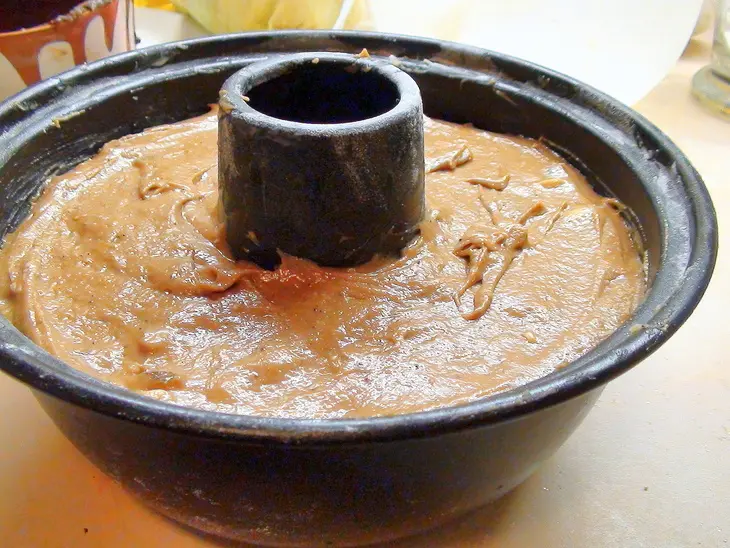 Шоколадно-твороженный кекс с изюмом и орехами.: шаг 5
