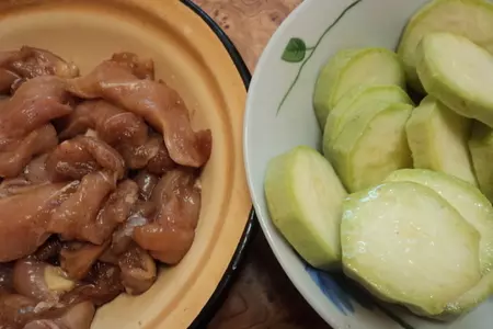 Пирамидки из кабачков и куриной грудки.: шаг 1