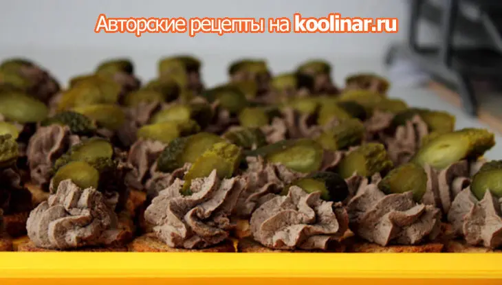 Парфе из куриной печени на хрустящих хлебных таллерах: шаг 1