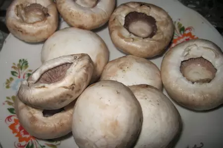 Шампиньоны с начинкой: шаг 1
