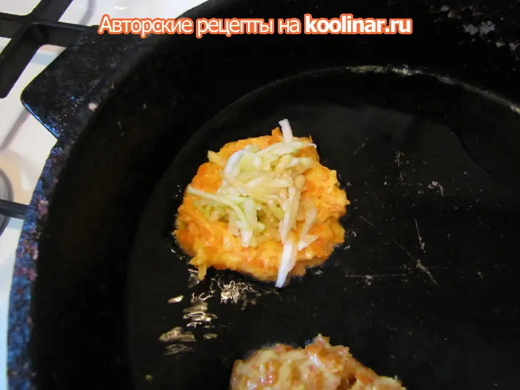 Морковные оладушки фаршированные яблочком (для всех и детей, которые не любят морковь): шаг 8