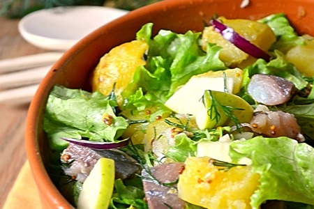 Салат с копченой скумбрией и печеным картофелем: шаг 1