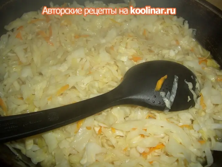 Пирожки с квашеной капустой и грибами: шаг 1