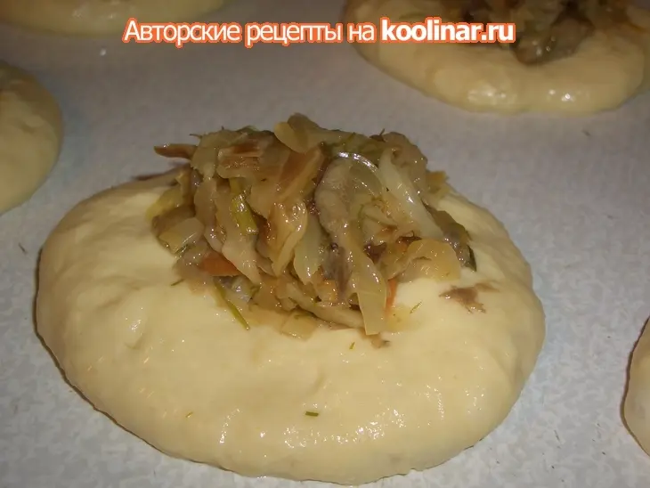 Пирожки с квашеной капустой и грибами: шаг 11