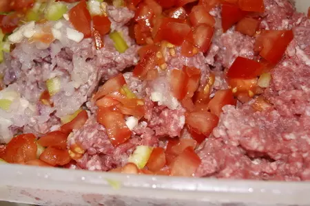 Биточки из фарша с овощами и грибным соусом: шаг 1
