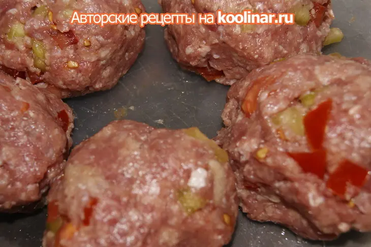 Биточки из фарша с овощами и грибным соусом: шаг 2