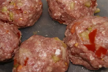 Биточки из фарша с овощами и грибным соусом: шаг 2