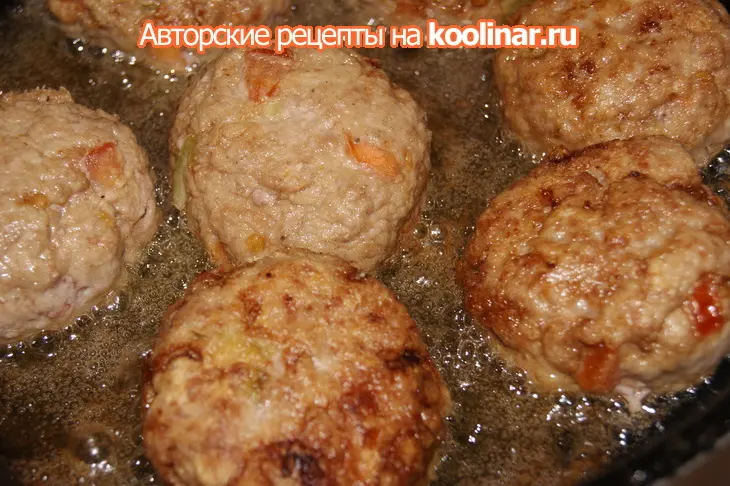 Биточки из фарша с овощами и грибным соусом: шаг 3