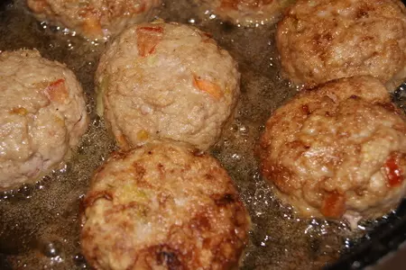 Биточки из фарша с овощами и грибным соусом: шаг 3