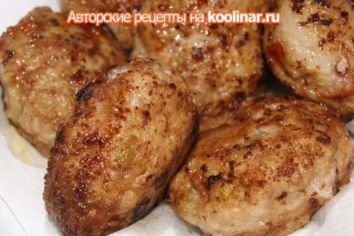 Биточки из фарша с овощами и грибным соусом: шаг 4