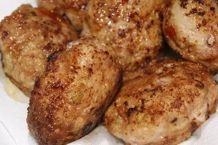 Биточки из фарша с овощами и грибным соусом: шаг 4