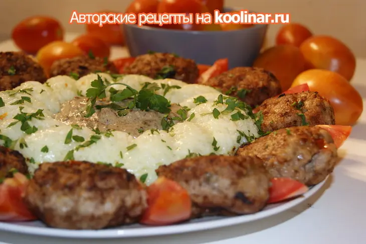 Биточки из фарша с овощами и грибным соусом: шаг 5