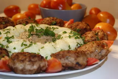 Биточки из фарша с овощами и грибным соусом: шаг 5
