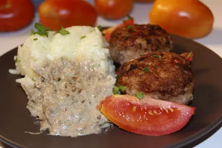 Биточки из фарша с овощами и грибным соусом: шаг 6