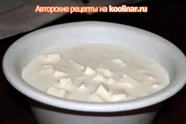 Крендельки из слоёного теста с начинкой из ветчины с соусом из моцареллы: шаг 2