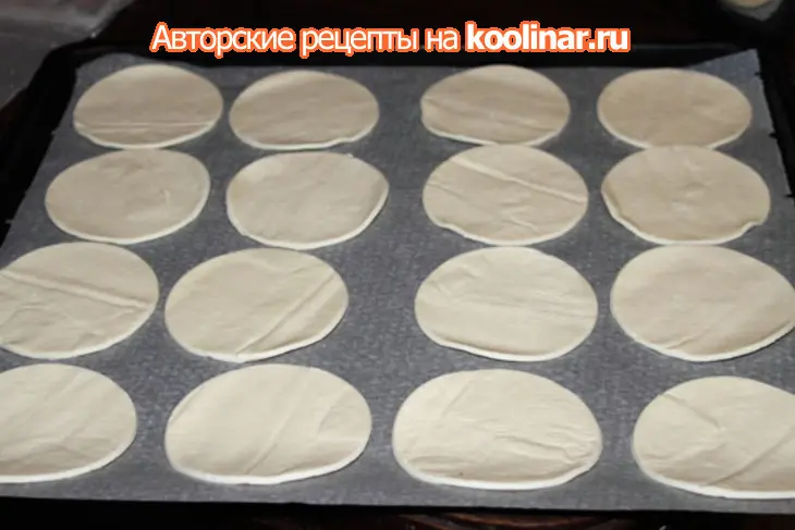 Крендельки из слоёного теста с начинкой из ветчины с соусом из моцареллы: шаг 6