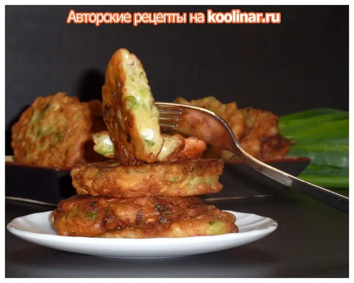 Оладьи с зелённым луком и яйцом: шаг 3