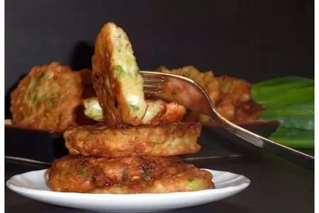 Оладьи с зелённым луком и яйцом: шаг 3