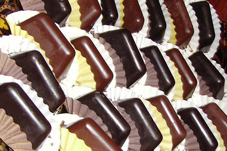 Конфеты шоколадные несладкие "наша жизнь" и полусладкие "скажи, чииииз", а также бонусная шоколадка: шаг 6