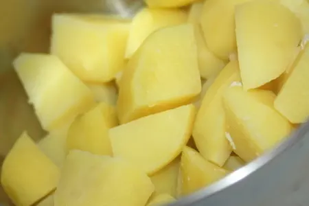 Лепешки с творогом, адыгейским сыром и картофелем: шаг 1