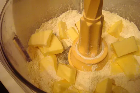 Тарт с карамелизованными яблоками и ореховым кремом: шаг 2
