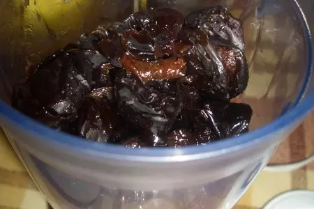 Бисквитный торт с черносливом и сливками (поздравительный): шаг 1