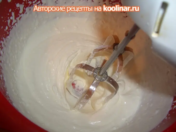 Бисквитный торт с черносливом и сливками (поздравительный): шаг 3