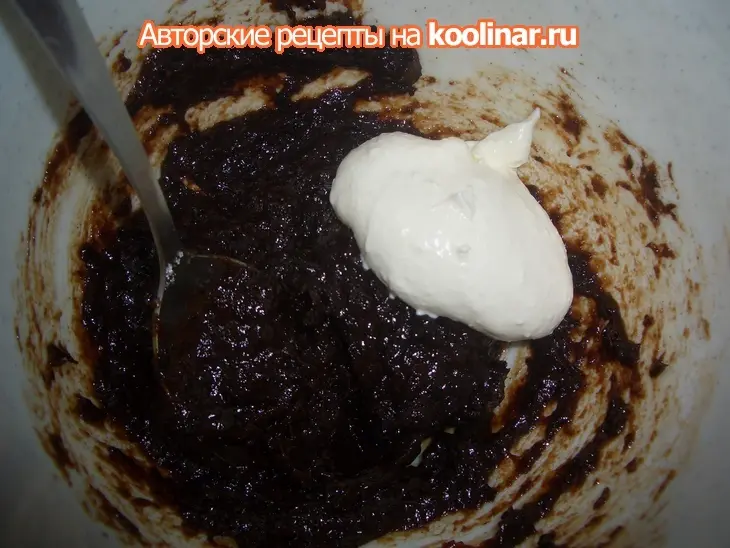 Бисквитный торт с черносливом и сливками (поздравительный): шаг 4