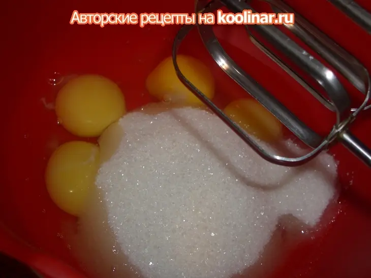 Бисквитный торт с черносливом и сливками (поздравительный): шаг 8
