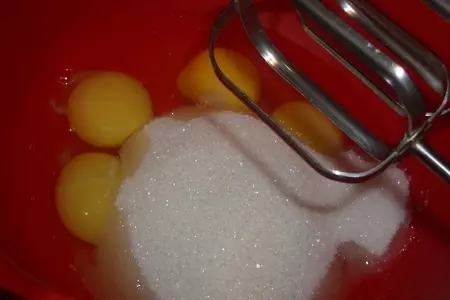 Бисквитный торт с черносливом и сливками (поздравительный): шаг 8