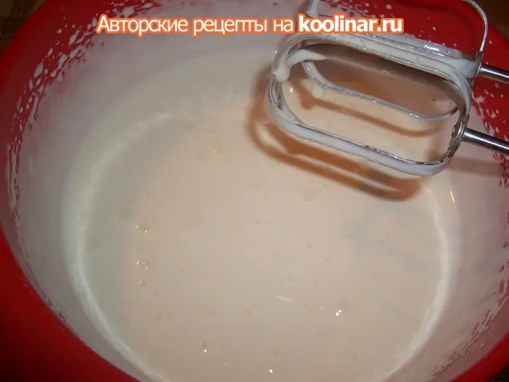 Бисквитный торт с черносливом и сливками (поздравительный): шаг 9