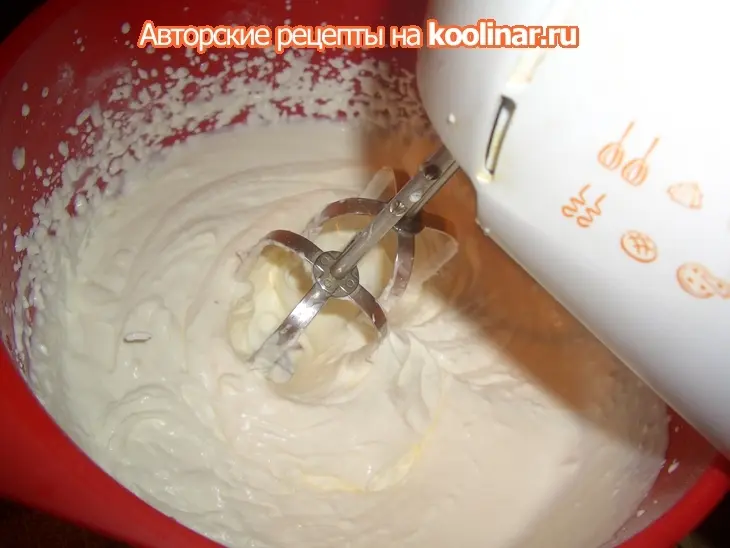 Бисквитный торт с черносливом и сливками (поздравительный): шаг 19