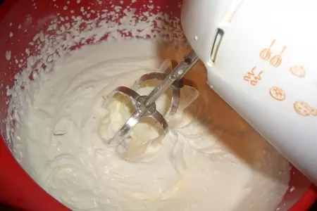 Бисквитный торт с черносливом и сливками (поздравительный): шаг 19