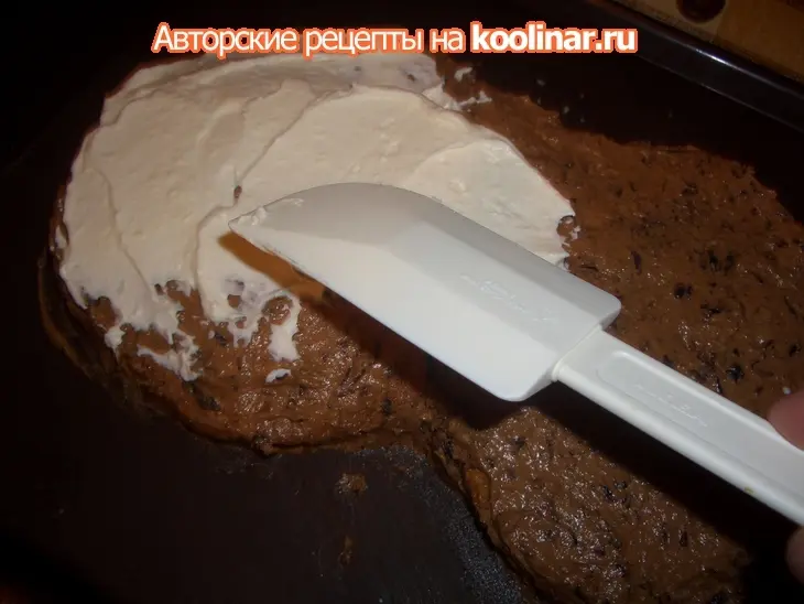 Бисквитный торт с черносливом и сливками (поздравительный): шаг 20