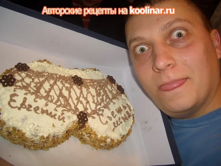 Бисквитный торт с черносливом и сливками (поздравительный): шаг 25