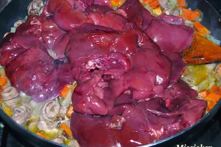 Свекольные пирожки с куриными потрошками: шаг 10