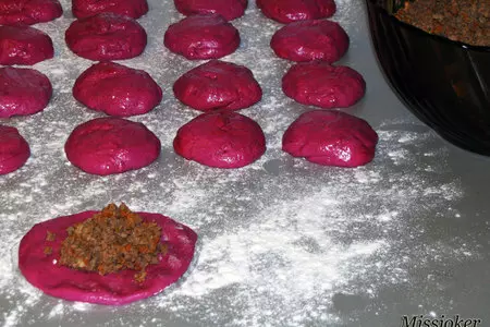 Свекольные пирожки с куриными потрошками: шаг 12