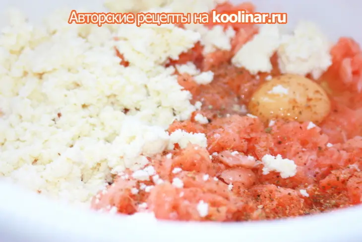 Котлеты из форели с соусом барбекю, каперсами и сыром..: шаг 1