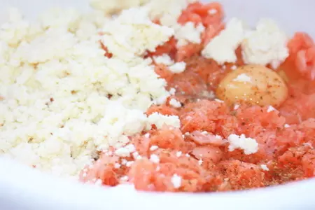 Котлеты из форели с соусом барбекю, каперсами и сыром..: шаг 1