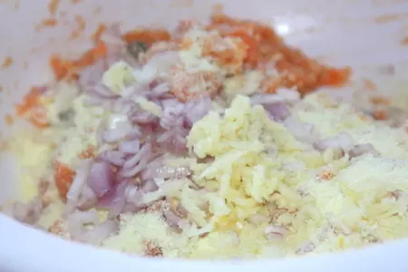 Котлеты из форели с соусом барбекю, каперсами и сыром..: шаг 4