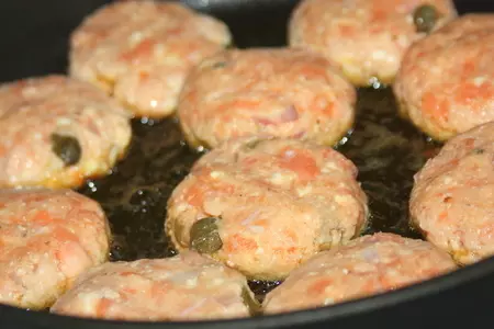 Котлеты из форели с соусом барбекю, каперсами и сыром..: шаг 6