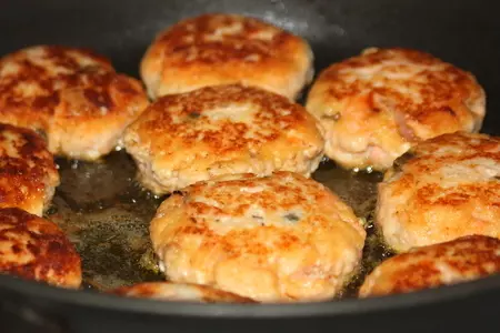 Котлеты из форели с соусом барбекю, каперсами и сыром..: шаг 7